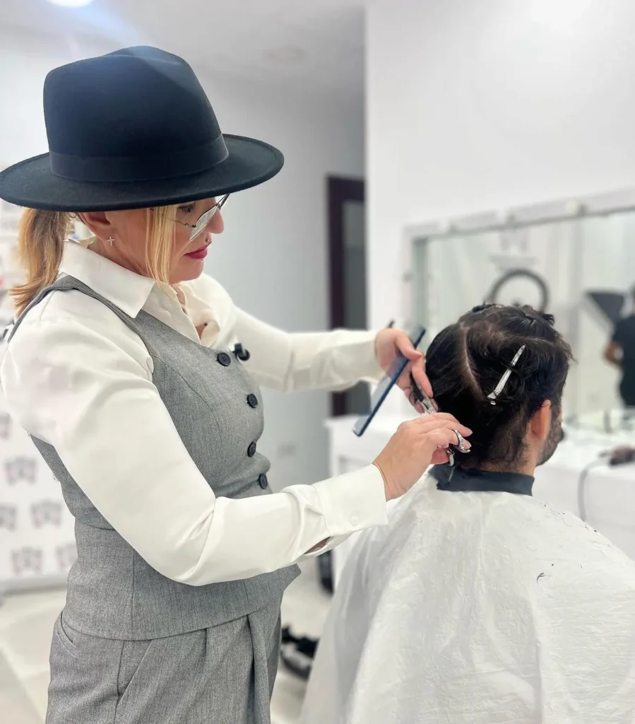 Profesora haciendo demostración de corte