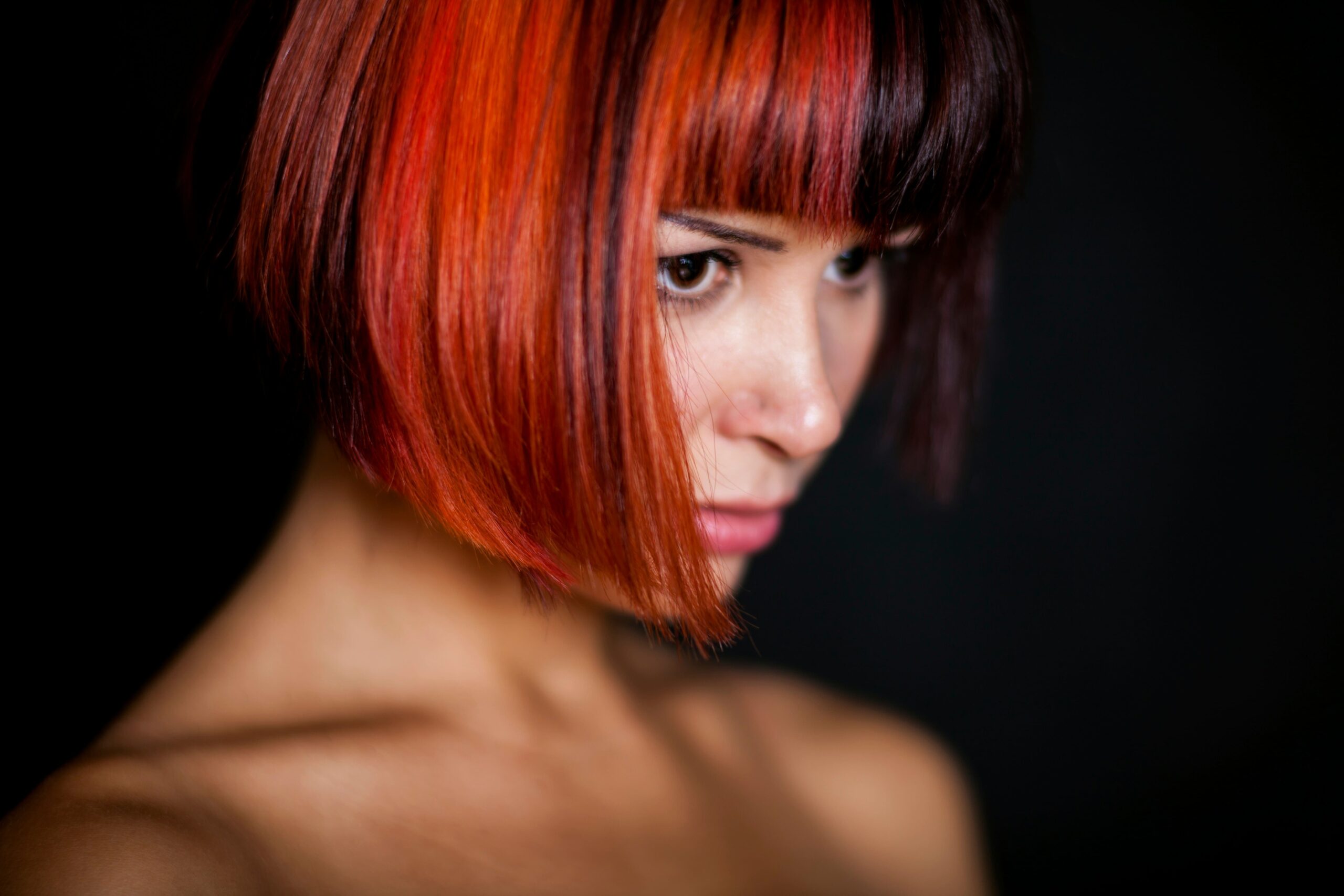 Modelo con pelo rojo