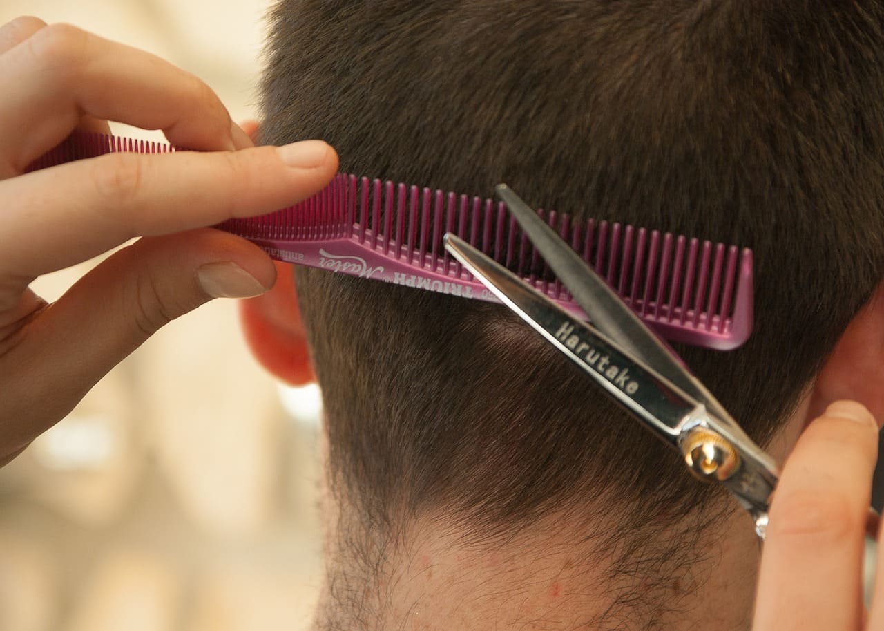 Barbero cortando el pelo