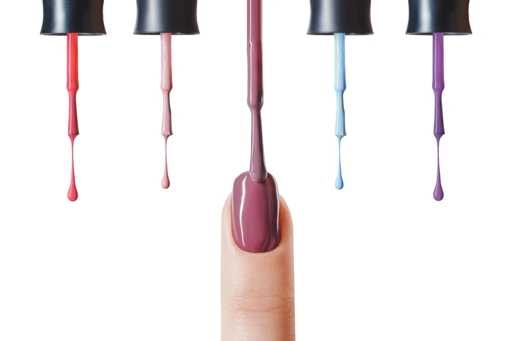detalle de uña pintada con esmaltes de fondo